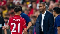 Patrick Kluivert menjalani debut horor bersama Timnas Indonesia. Pelatih asal Belanda itu harus melihat Garuda digilas Australia 1-5. Kluivert baru ditunjuk menjadi pelatih baru Timnas Indonesia pada awal Januari lalu. Ia meneruskan pekerjaan Shin Tae-yong, yang dipecat PSSI. Kekalahan Timnas Indonesia itu membuat Patrick Kluivert membuat rekor buruk buat karier kepelatihannya, ini menjadi kekalahan terbesar dalam debutnya memimpin tim. Andy Cheung/Getty Images  