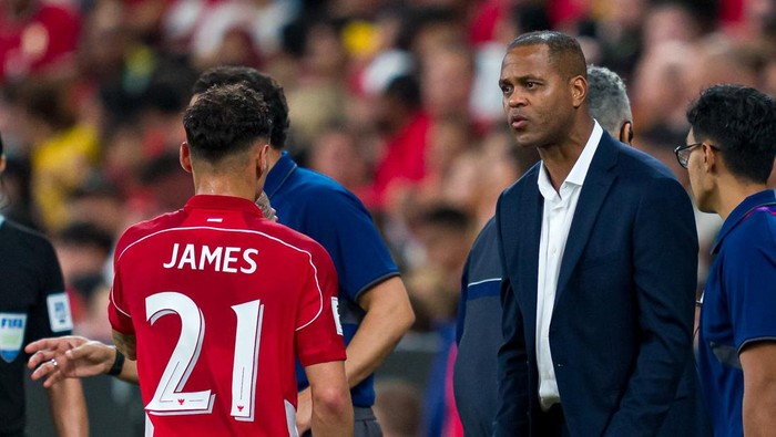 SYDNEY, AUSTRALIA - MARCH 20: Indonesia head coach Patrick Kluivert (R) talks to Dean James of Indonesia during the round three FIFA 2026 World Cup AFC Asian Qualifier match between Australia Socceroos and Indonesia at Allianz Stadium on March 20, 2025 in Sydney, Australia (Photo by Andy Cheung/Getty Images)