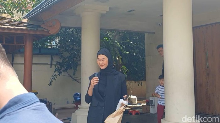 Paula Verhoeven usai bertemu dengan anak.