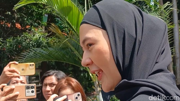 Paula Verhoeven usai bertemu dengan anak.