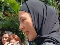 Datang ke Rumah Baim Wong, Paula Verhoeven Peluk Dua Anaknya-Beri Coklat