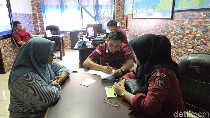 Pelaku saat diperiksa petugas Narkotika Kelas IIA Pamekasan Kanwil Kementerian Imigrasi dan Pemasyarakatan Jatim
