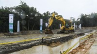 Pekerja menggunkan alat berat memulai pekerjaan pembangunan 500 rumah gratis Adaro bagi masyarakat berpenghasilan rendah (MBR) di Murung Pudak, Tabalong, Kalimantan Selatan, Kamis (20/3/2025).