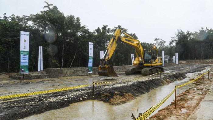 Pembangunan 500 Rumah Gratis untuk Warga Berpenghasilan Rendah di Kalsel Pekerja bersiap melakukan pekerjaan pembangunan 500 rumah gratis Adaro bagi masyarakat berpenghasilan rendah (MBR) di Murung Pudak, Tabalong, Kalimantan Selatan, Kamis (20/3/2025). Masing-masing unit rumah tersebut direncanakan akan dibangun pada lahan seluas 60 meter persegi dan bangunan seluas 36 meter persegi dengan rancangan desain yang cukup modern dan fungsional serta diharapkan dapat turut mempercepat pencapaian target program tiga juta rumah bagi MBR untuk memenuhi kebutuhan hunian layak dan terjangkau bagi masyarakat Indonesia. ANTARA FOTO/Muhammad Adimaja/tom.