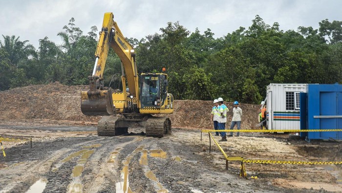 Pembangunan 500 Rumah Gratis untuk Warga Berpenghasilan Rendah di Kalsel Pekerja bersiap melakukan pekerjaan pembangunan 500 rumah gratis Adaro bagi masyarakat berpenghasilan rendah (MBR) di Murung Pudak, Tabalong, Kalimantan Selatan, Kamis (20/3/2025). Masing-masing unit rumah tersebut direncanakan akan dibangun pada lahan seluas 60 meter persegi dan bangunan seluas 36 meter persegi dengan rancangan desain yang cukup modern dan fungsional serta diharapkan dapat turut mempercepat pencapaian target program tiga juta rumah bagi MBR untuk memenuhi kebutuhan hunian layak dan terjangkau bagi masyarakat Indonesia. ANTARA FOTO/Muhammad Adimaja/tom.