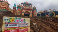 Pekerja mengoperasikan alat berat saat pembongkaran bangunan terakhir di Hibisc Fantasy, Puncak, Kabupaten Bogor, Jawa Barat, Jumat (21/3/2025).
