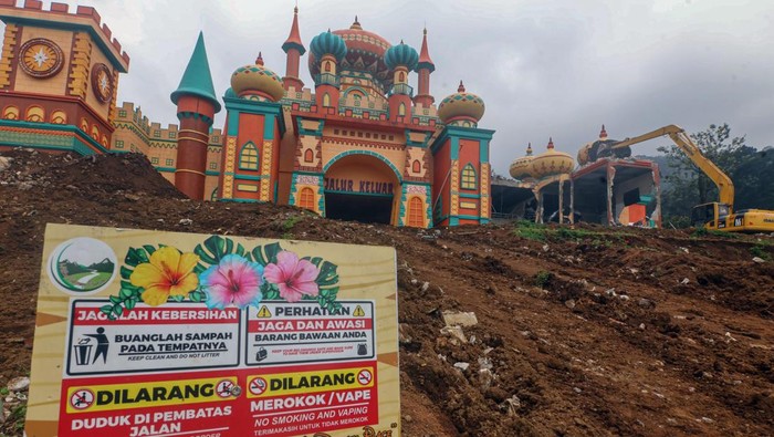 Pembongkaran Bangunan Terakhir Hibisc Fantasy Puncak Bogor Pekerja mengoperasikan alat berat saat pembongkaran bangunan terakhir di Hibisc Fantasy, Puncak, Kabupaten Bogor, Jawa Barat, Jumat (21/3/2025). Menteri Lingkungan Hidup Hanif Faisol Nurofiq mengatakan, pihaknya sudah memberikan sanksi kepada pemilikΒ Hibisc FantasyΒ karena melanggar aturan dan diduga berkontribusi terhadap masalah lingkungan di kawasanΒ Puncak, Kabupaten Bogor. PT Jaswita selaku pemilik diminta untuk melakukan pemulihan lingkungan, melakukan penanaman kembali, usai selesai melakukan pembongkaran. ANTARA FOTO/Yulius Satria Wijaya/foc.
