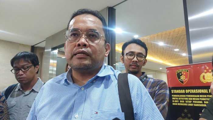 Pemimpin Redaksi Tempo Setri Yasra melaporkan peristiwa pengiriman kepala babi yang dibungkus kotak kardus ke kantornya. (Rumondang/detik.com)