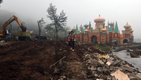 Dua orang siswa melintas di depan bangunan yang belum dibongkar di Hibisc Fantasy, Puncak, Kabupaten Bogor, Jawa Barat, Jumat (21/3/2025).