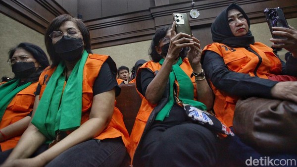 Pendukung Hasto Penuhi Ruang Sidang dan Luar Pengadilan