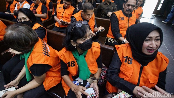 Pendukung Hasto Penuhi Ruang Sidang dan Luar Pengadilan Sejumlah pendukung Sekjen PDIP Hasto Kristiyanto memenuhi ruang sidang Pengadilan Tipikor, Jakarta. Mereka memakai rompi bertulisan 'Hasto tahanan politik'.