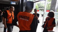 Para pendukung mengenakan rompoli oranye bernomor 18 dan bertuliskan Hasto #tahananpolitik. 