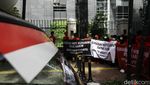 Pendukung Hasto Penuhi Ruang Sidang dan Luar Pengadilan