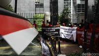 Di luar gedung pengadilan, massa menggelar unjukrasa di gerbang masuk gedung. 