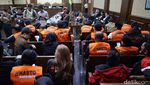 Pendukung Hasto Penuhi Ruang Sidang dan Luar Pengadilan