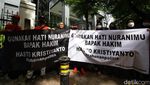 Pendukung Hasto Penuhi Ruang Sidang dan Luar Pengadilan