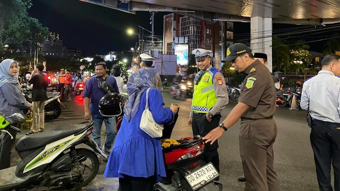Penertiban parkir liar di Jalan Boulevard Makassar.