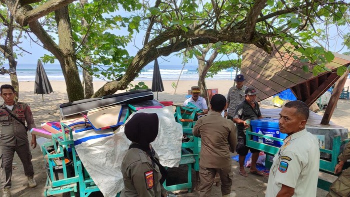 Penertiban pkl di Pantai Pangandaran