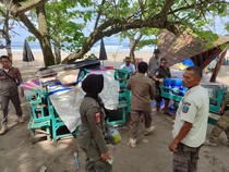 Jelang Lebaran, PKL Nakal di Pantai Pangandaran Ditertibkan