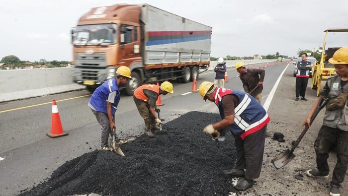 Sejumlah pekerja memperbaiki aspal di ruas tol Pemalang-Batang di Kabupaten Pemalang, Jawa Tengah, Jumat (21/3/2025). PT. Pemalang Batang Tol Road mempercepat perbaikan jalan berlubang di ruas tol tersebut dengan pengaspalan sepanjang 23 kilometer dan perbaikan jalan beton sepanjang 16 kilometer untuk memberikan kenyamanan pengendara saat arus mudik dan balik Lebaran 2025.