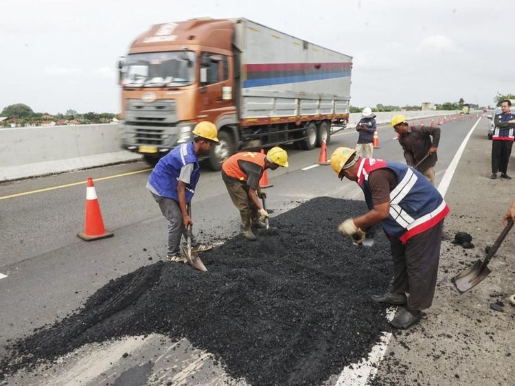 Jelang Arus Mudik, Jalan Berlubang di Tol Pemalang-Batang Diperbaiki