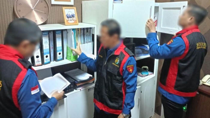 Penggeledahan di kantor PT CSA Cilacap oleh Kejati Jateng.