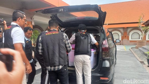 Kejati Bali lakukan penggeledahan kantor DPMPTSP Buleleng, Jumat (21/3/2025)