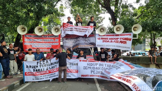 Jeritan Protes Sopir Truk Dibatasi 16 Hari hingga Minta Menhub Dicopot