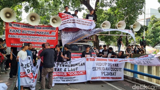 Jeritan Protes Sopir Truk Dibatasi 16 Hari hingga Minta Menhub Dicopot