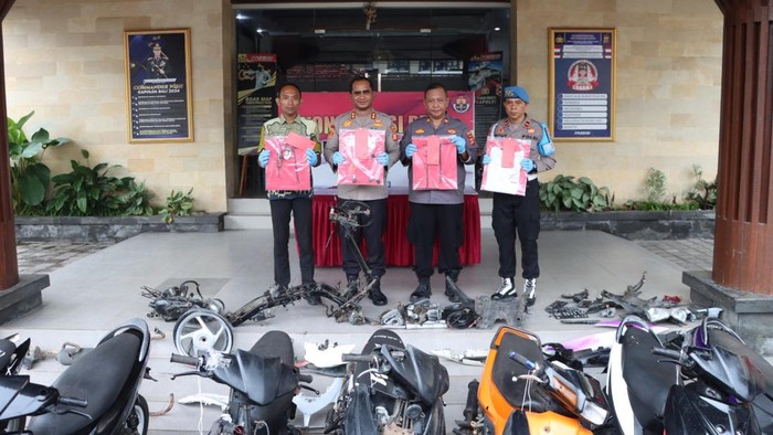 Pers rilis pencurian motor oleh 5 remaja di Klungkung, Bali, Jumat (21/3/2025). (IST)
