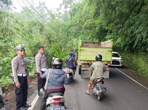 Sopir Ngantuk, Truk Muat Pasir Terjun ke Jurang Sedalam 30 Meter di Karangasem