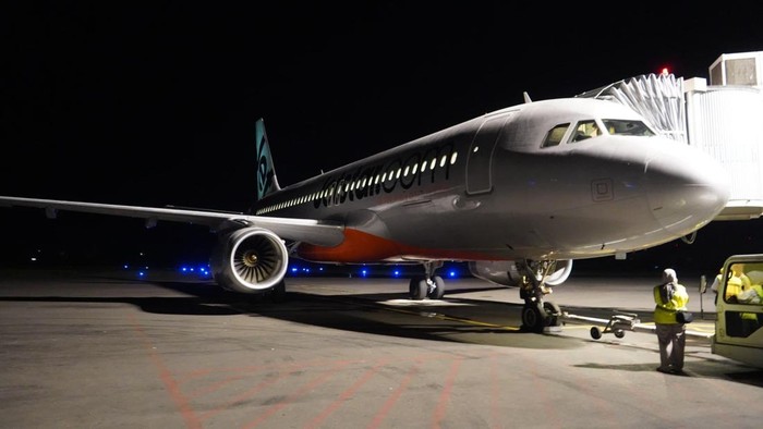 Penumpang penerbangan perdana rute Singapura-Labuan Bajo disambut oleh Wakil Gubernur NTT Johni Asadoma di Bandara Internasional Komodo, Kamis (20/3/2025) malam. (Dok. Humas Bandara Internasional Komodo)