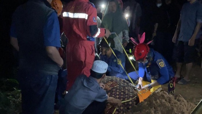 Petugas Damkar membantu mengevakuasi jenazah pria berbobot sekitar 100 kilogram di Desa Margajaya, Dramaga, Kabupaten Bogor. (dok istimewa)
