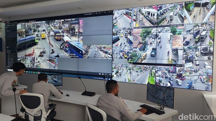 petugas dishub kbb pantau kamera untuk lihat kondisi lalu lintas