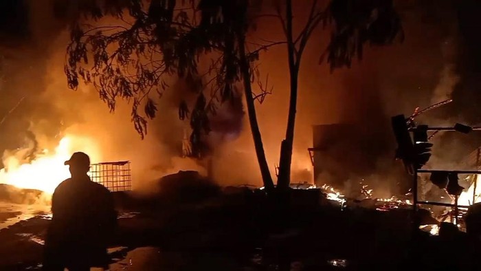 Petugas memadamkan gudang penimbunan BBM di Lampung Selatan