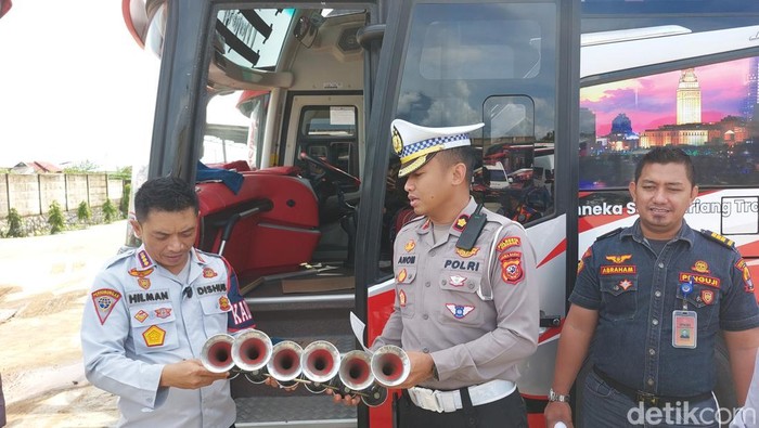 Petugas menemukan bus mudik di Cirebon masih gunakan klakson telolet
