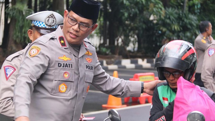 Polda Metro Jaya menggelar bakti sosial dengan konsep drive-thru.