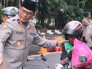 Polda Metro Gelar Baksos Drive-Thru Bagikan Sembako ke Masyarakat