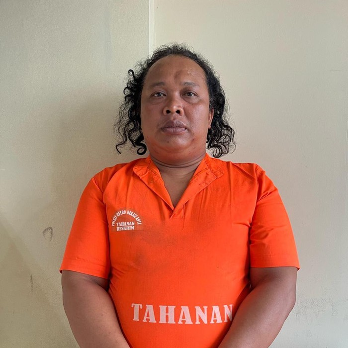 Polisi menangkap DS alias D, jagoan Cikiwul yang memalak perusahaan di Bantargebang, Bekasi. DS dijerat pasal berlapis hingga ancaman penjara sembilan tahun. (dok Istimewa)