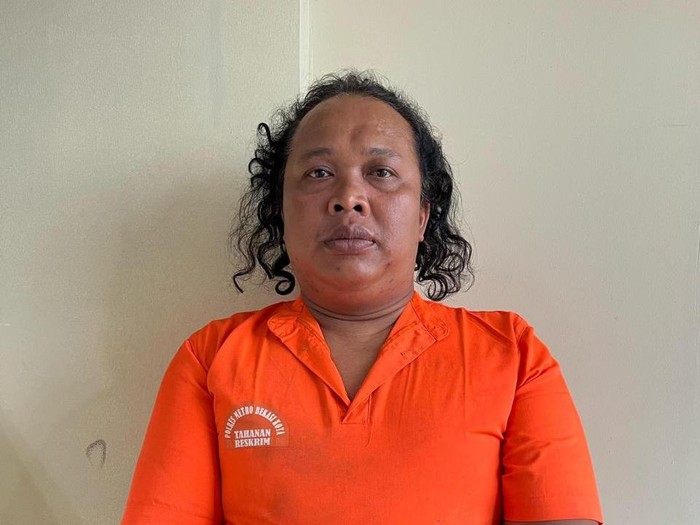 Polisi menangkap DS alias D, jagoan Cikiwul yang memalak perusahaan di Bantargebang, Bekasi. DS dijerat pasal berlapis hingga ancaman penjara sembilan tahun. (dok Istimewa)