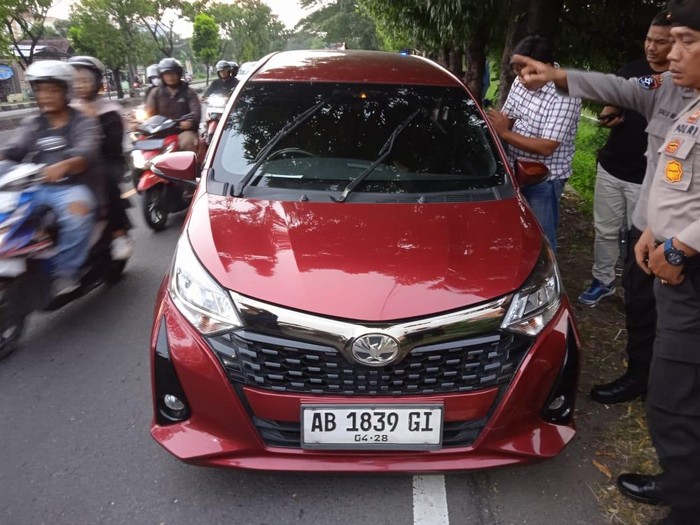 Polisi mendatangi lokasi pria tanpa identitas meninggal di dalam mobil di Jalan Ring Road, Bantul, Jumat (21/3/2025) sore.