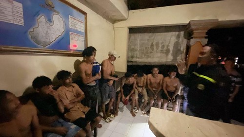 Polisi mengamankan sejumlah warga yang terlibat keributan di Banjar Gumicik, Desa Ketewel, Kecamatan Sukawati, Gianyar. (Dok. Polsek Sukawati)