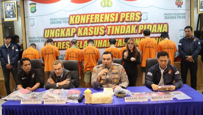 Polisi mengungkap kasus WN Prancis, dijambret di tembok laut Marina Pos 6 Pelabuhan Sunda Kelapa, Jakut. Total ada 8 orang yang ditangkap dalam kasus ini. (dok Istimewa)