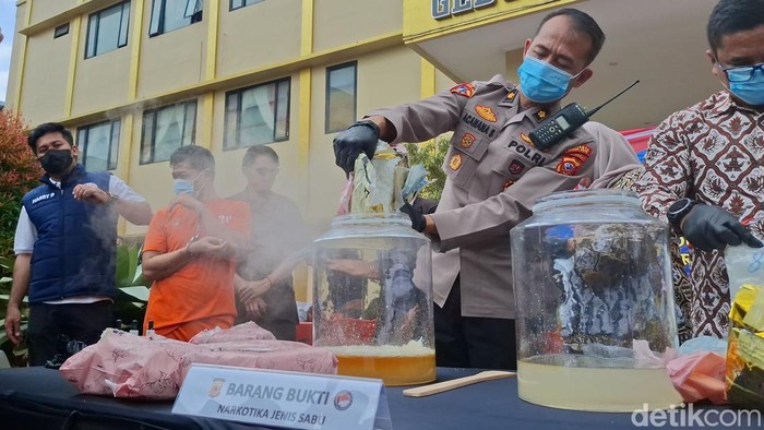 Polisi musnahkan barang bukti sabu. (M Sholihin/detikcom)