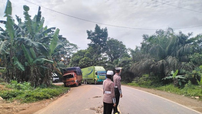 Polisi olah TKP kecelakaan di Jalintim Jambi-Riau, Muaro Jambi