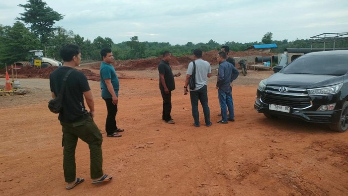Polisi saat mengamankan preman pemalak sopir truk di kawasan industri Subang