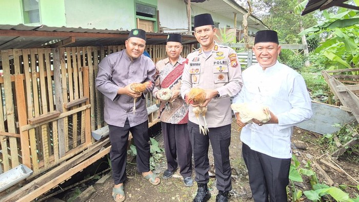 Polres Rejang Lebong membagikan ayam elba ke masyarakat kurang mampu.
