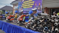 Dalam kegiatan tersebut jajaran Polres Temanggung memusnahkan sebanyak 2.140 botol miras dan 2.653 knalpot tidak standar guna menciptakan keamanan dan kenyamanan masyarakat selama bulan Ramadhan dan Hari Raya Idul Fitri.