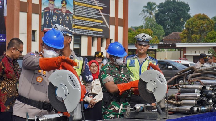 Polres Temanggung Musnahkan Ribuan Knalpot dan Botol Miras Personel polisi melempar botol minuman keras saat pemusnahan barang bukti minuman keras di Mapolres Temanggung, Jawa Tengah, Jumat (21/3/2025). Dalam kegiatan tersebut jajaran Polres Temanggung memusnahkan sebanyak 2.140 botol miras dan 2.653 knalpot tidak standar guna menciptakan keamanan dan kenyamanan masyarakat selama bulan Ramadhan dan Hari Raya Idul Fitri. ANTARA FOTO/Anis Efizudin/nz