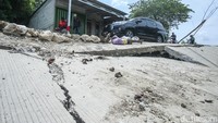 Jalan yang amblas itu berada persis di tepi kali CBL yang belum dibeton.
